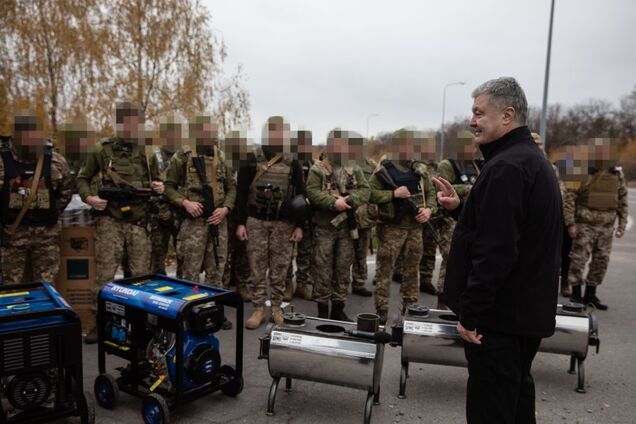 Порошенко привіз буржуйки та генератори підрозділу ППО, який захищає небо України. Фото