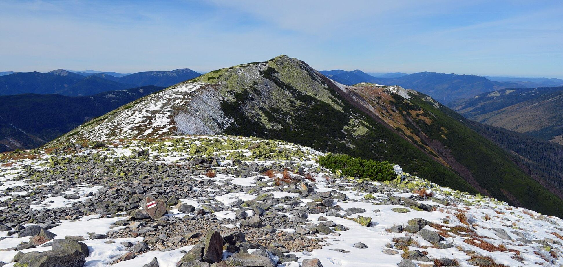 Мужчина травмировался на вершине горы Большая Сывуля