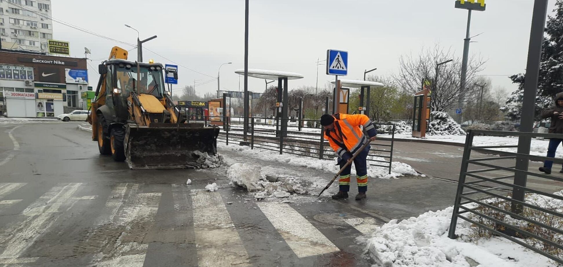 У столиці прибирають сніг та чистять дороги