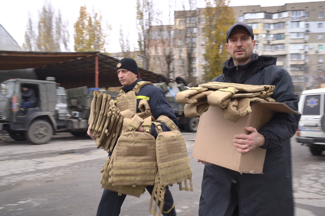 Спасатели Херсона получили бронежилеты от 'Стального фронта' Ахметова