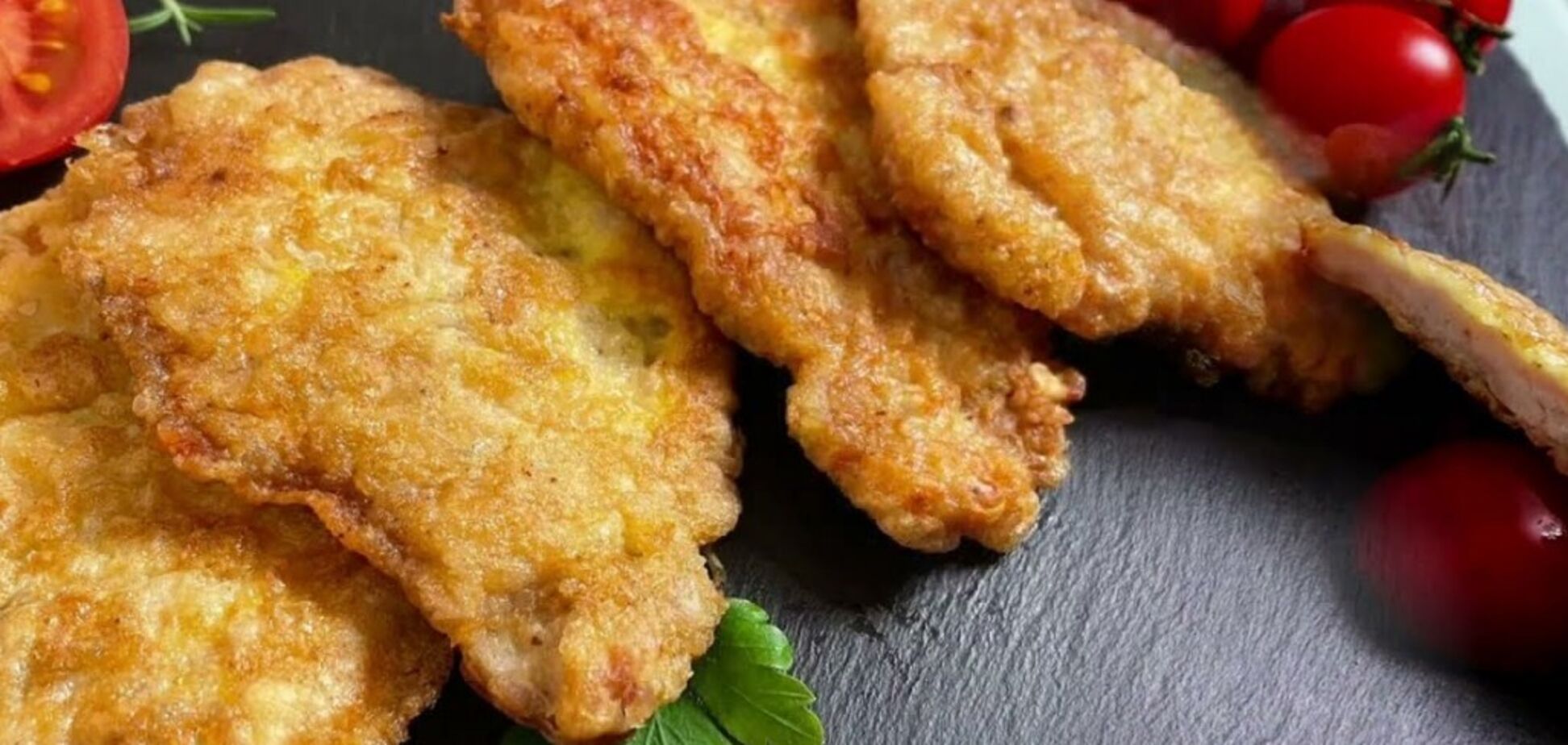 Готувати курячі відбивні під хрусткою скоринкою - це справжнє мистецтво. Для цього потрібно м'ясо з грудок курки нарізати тонкими шматочками, потовкти і обмокнути в яйце, потім обваляти в паніровці. Особливістю цього рецепту є хрустка скоринка, яка утвориться під час смаження курячих відбивних на розпеченій сковорідці з рослинною олією або вершковим маслом.