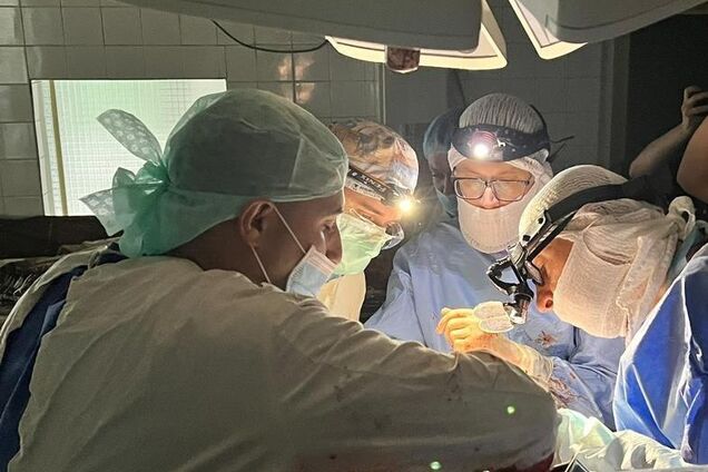 'Не дать умереть, когда надежда на нуле': в Днепре врачи с фонариками провели уникальную операцию и спасли 23-летнего пациента. Фото