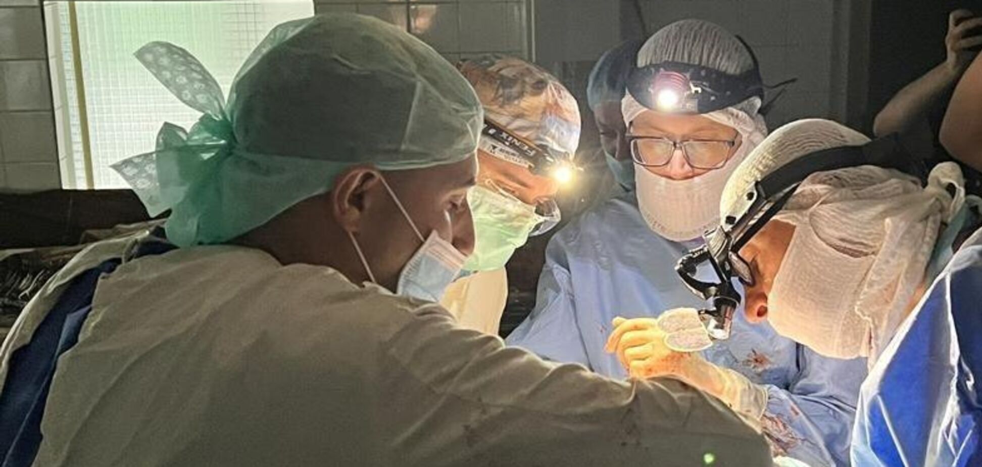 'Не дати померти, коли надія на нулі': у Дніпрі лікарі з ліхтариками провели унікальну операцію, врятувавши 23-річного пацієнта. Фото 