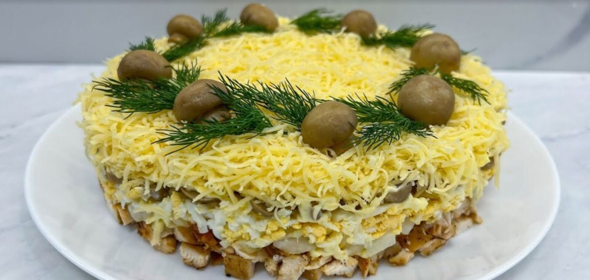 Майонезный салат с курицей и маринованными грибами: эффектное праздничное блюдо