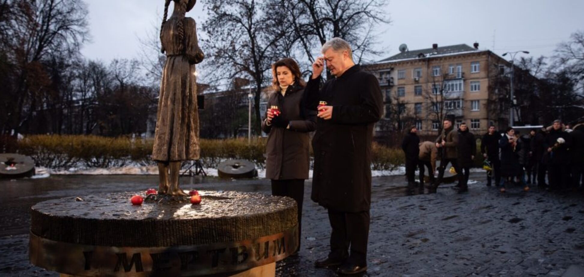 'Господь – с Украиной, и Украина победит': супруги Порошенко вместе с волонтерами, военными и депутатами почтили память жертв Голодомора. Фото