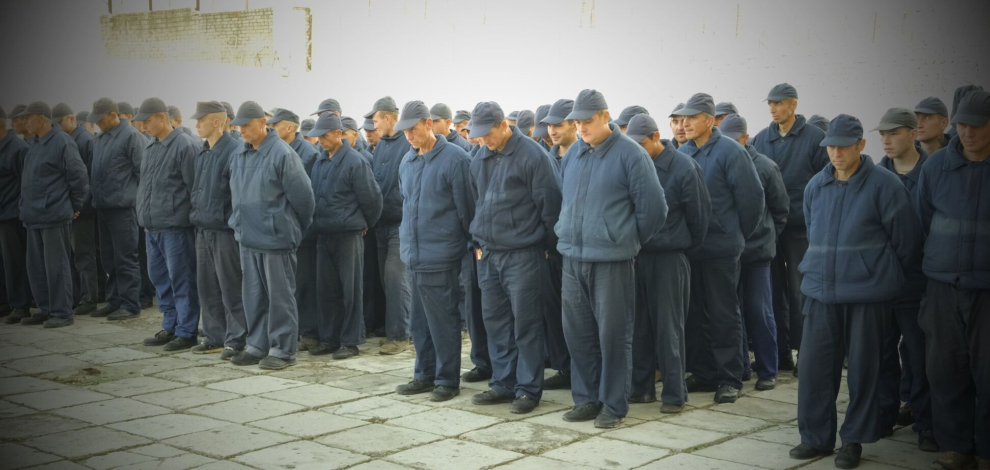 Такого точно не увидят россияне: что происходит в лагере для российских военнопленных. Фоторепортаж