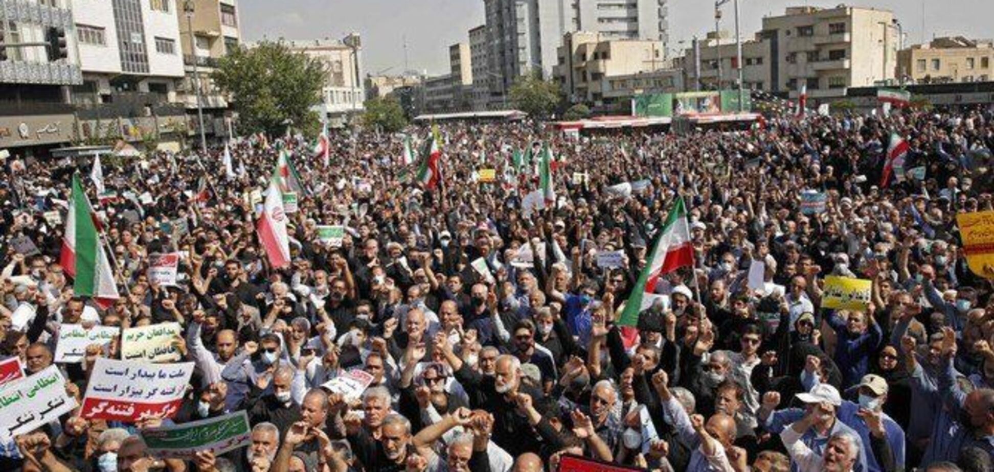 Племінниця лідера Ірану закликала світ розірвати стосунки з Тегераном