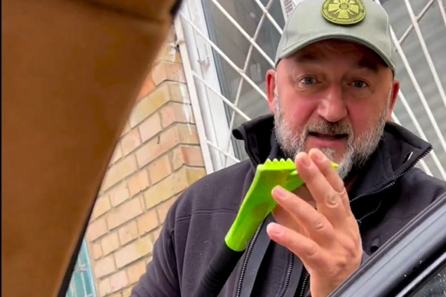 Как правильно отчистить лед с лобового стекла автомобиля