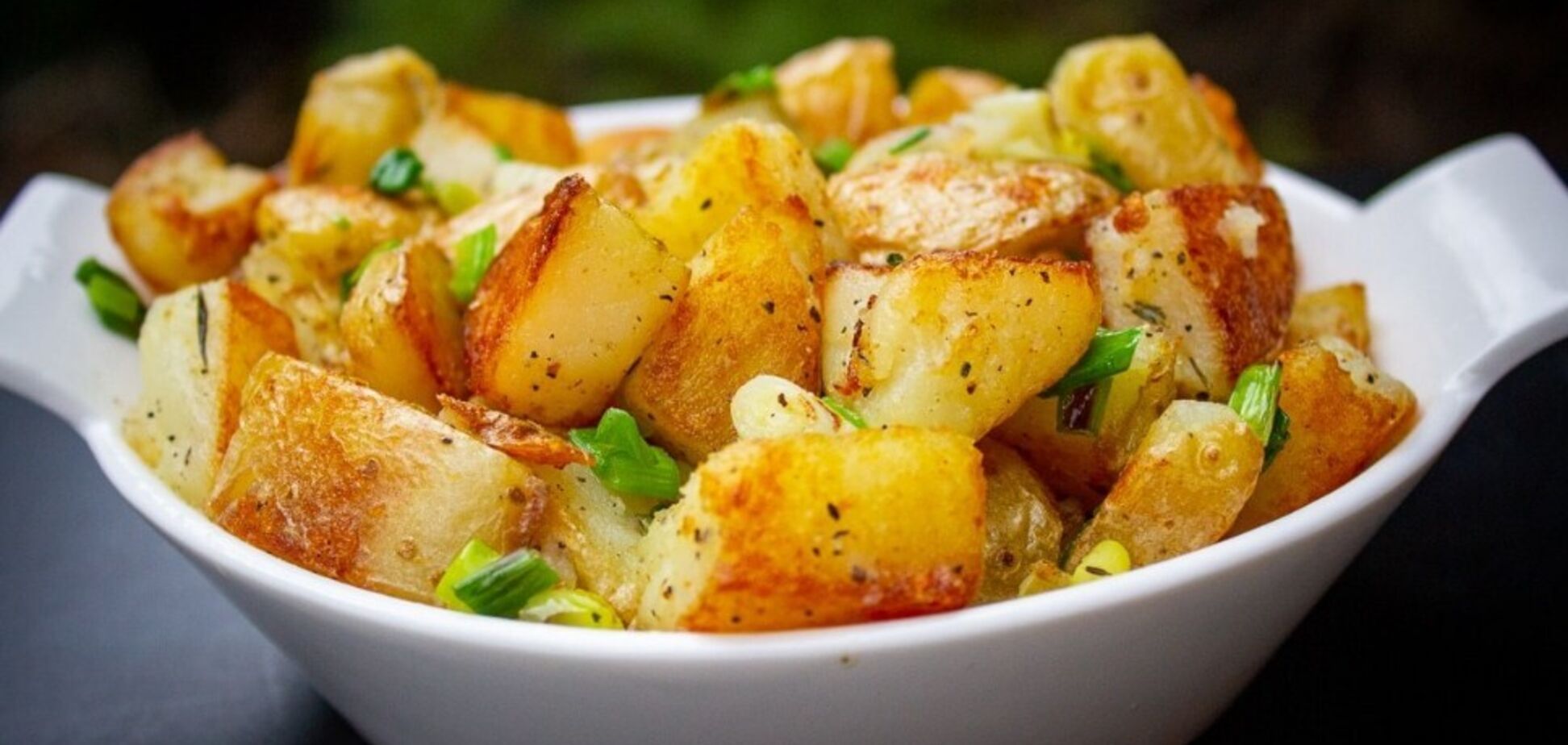 Як правильно смажити та солити картоплю: золотиста, хрустка та не розвалюється