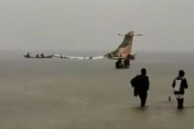 В Танзании пассажирский самолет упал в озеро Виктория