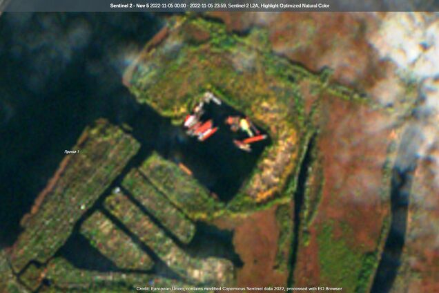 Оккупанты начали накапливать плавсредства на левом берегу Днепра возле Херсона. Спутниковые фото