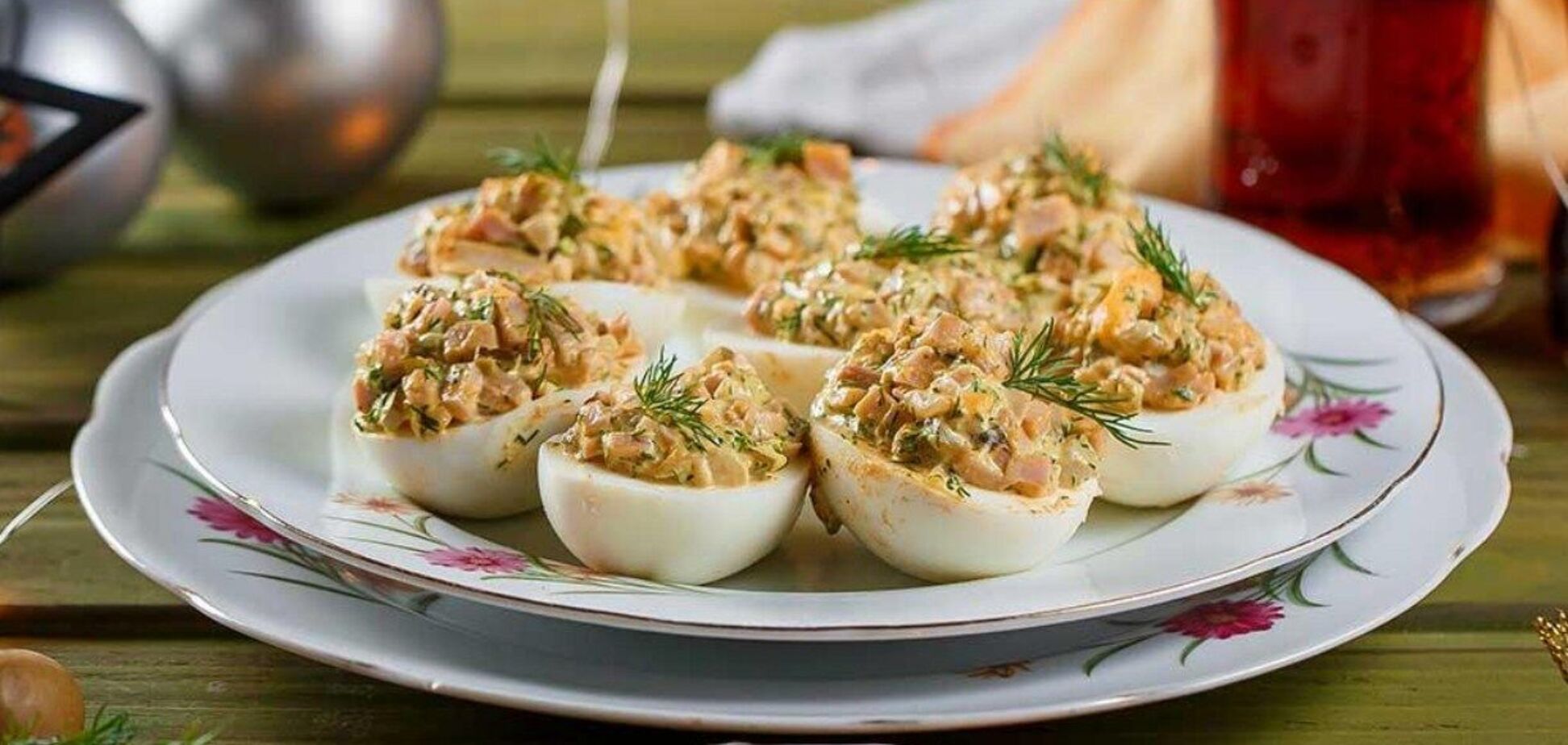 Без майонезу, плавленого сиру та часнику: рецепт фаршированих яєць по-новому