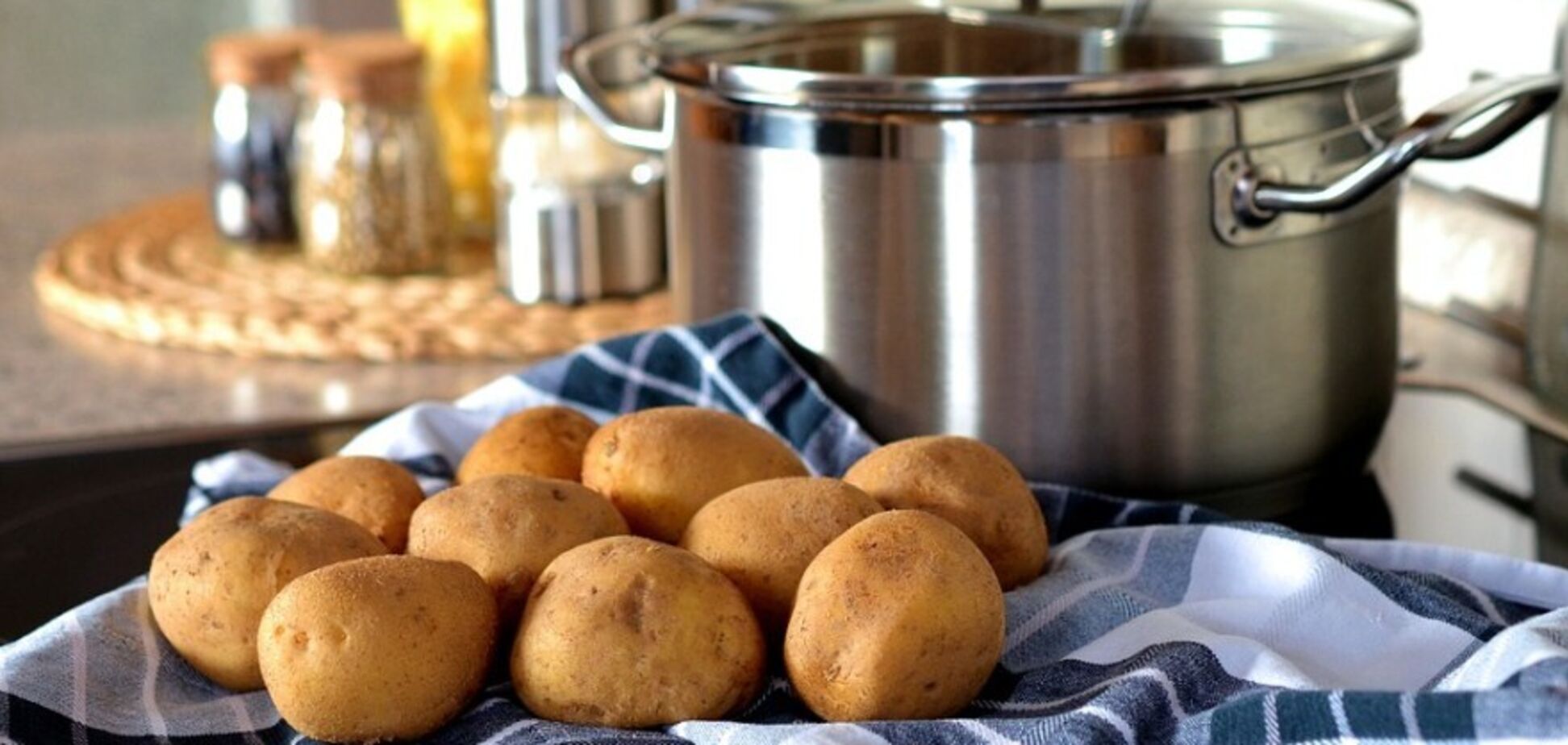 Картопля в мундирі без варіння та запікання: рецепт від спортсменки Аніти Луценко
