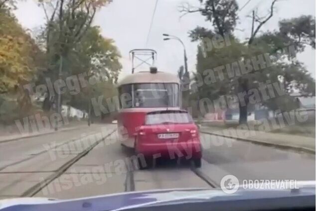 Водій трамвая не помітив, що тягне по дорозі легковик