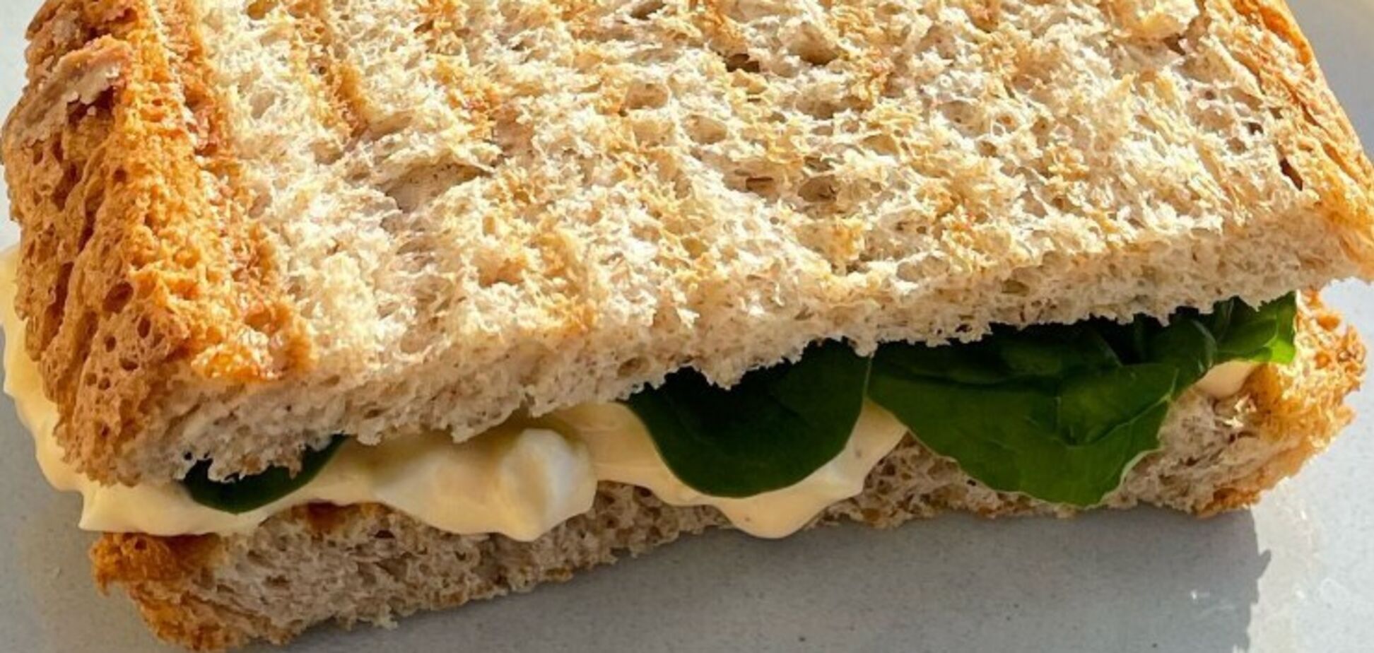 Гарячий сендвіч з яєчною начинкою на сніданок: без майонезу, ковбаси та сиру