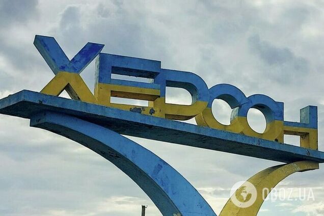 Окупанти влаштували масований обстріл Херсона: є прильоти в житлові будинки, школу і ринок, спалахнула пожежа. Фото