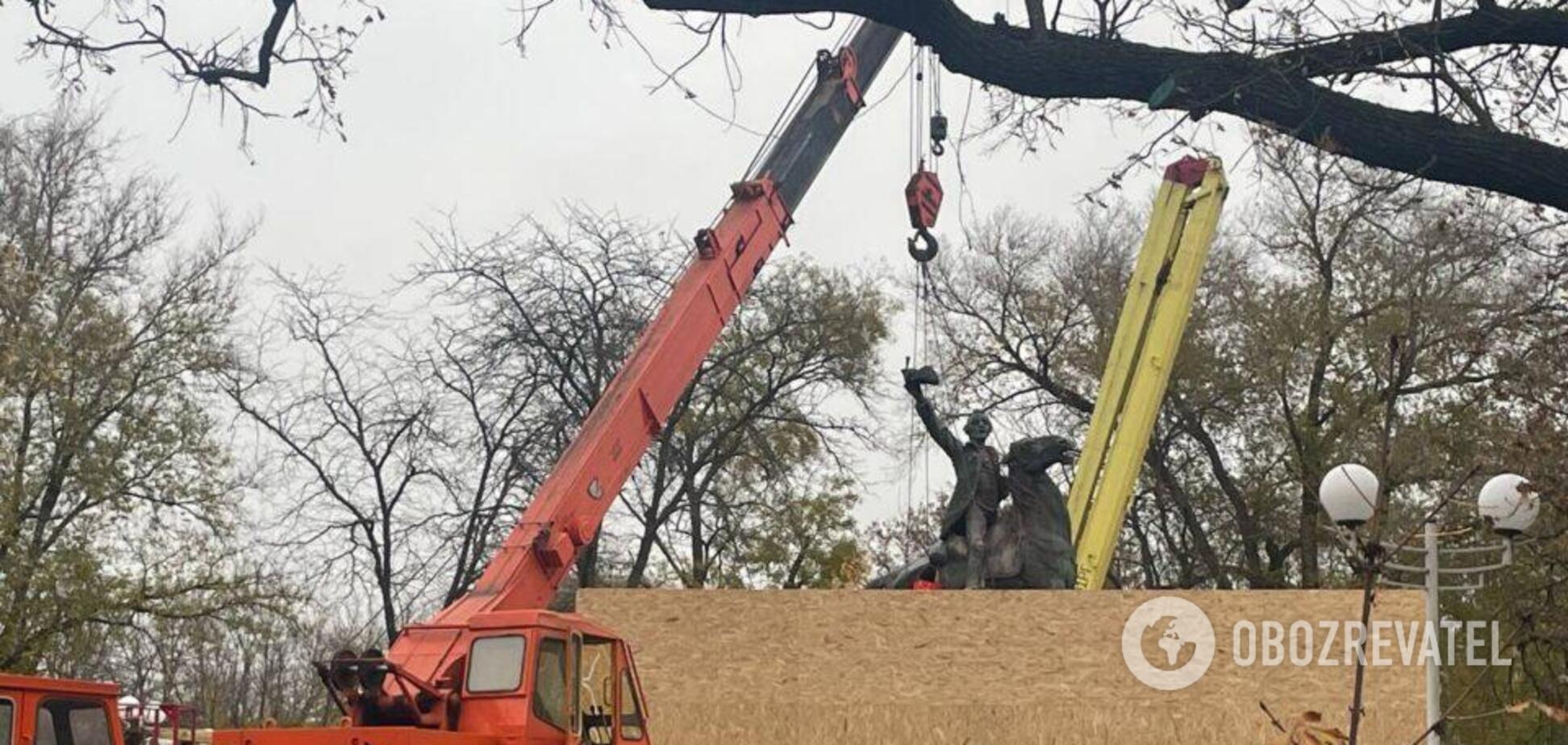 В Измаиле начал демонтаж памятника Суворову. Фото и видео