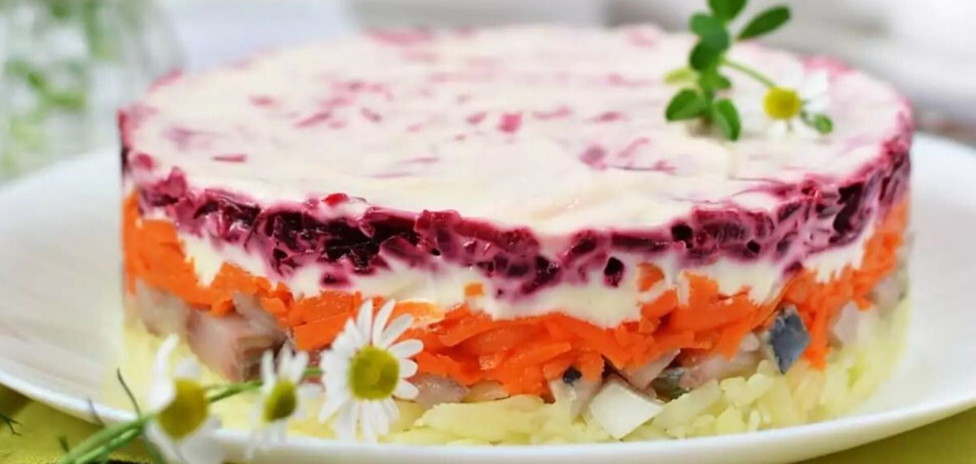 'Шуба' по-новому: как интересно подать салат на новогодний стол