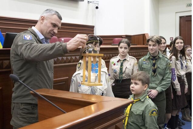 Пластуны принесли в Киевсовет Вифлеемский огонь мира. Фото