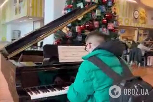 Певец Julik исполнил гимн Украины в аэропорту Италии 