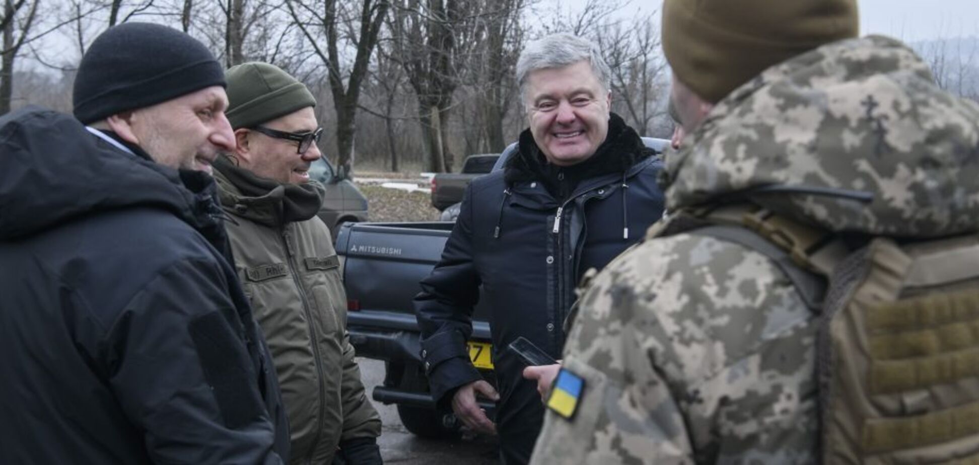 Раніше бачились у студії Прямого, а тепер на фронті – Петро Порошенко передав пікап та спорядження для батальйону 'Дике Поле'