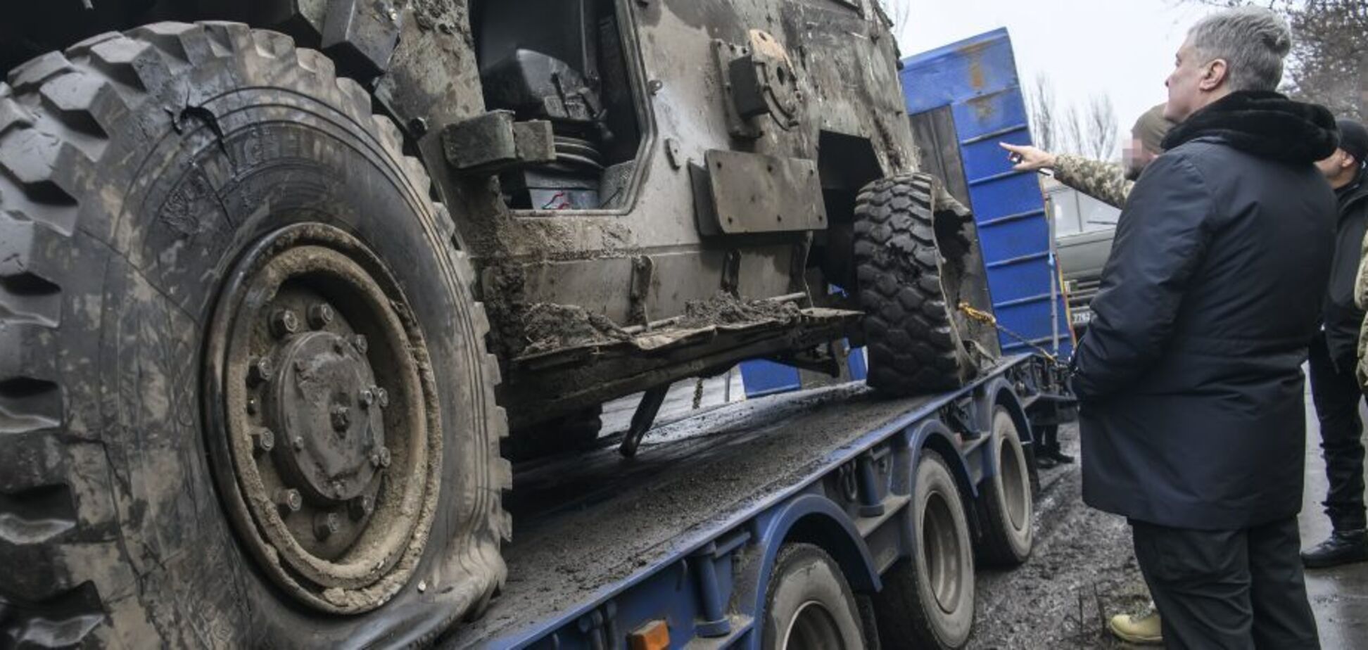 Порошенко відправив з передової на ремонт броньовик Shield, який урятував життя восьми десантникам