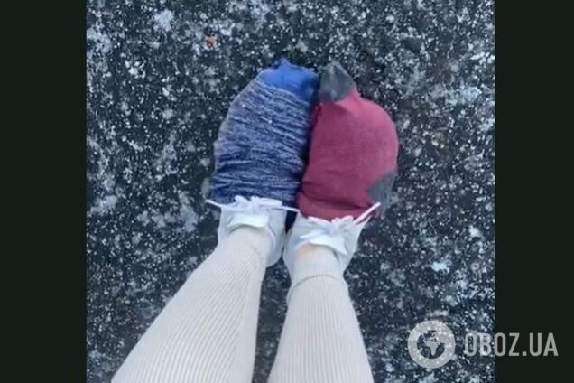 Как не падать на скользком тротуаре: абсурдный, но бесплатный и действенный метод