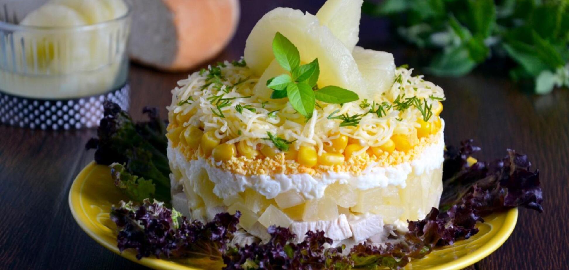 Найсмачніший салат з куркою та ананасами: що додати у страву для кращого смаку