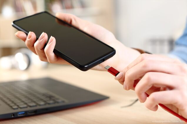 Що не можна робити при зарядці смартфона: топ поширених помилок