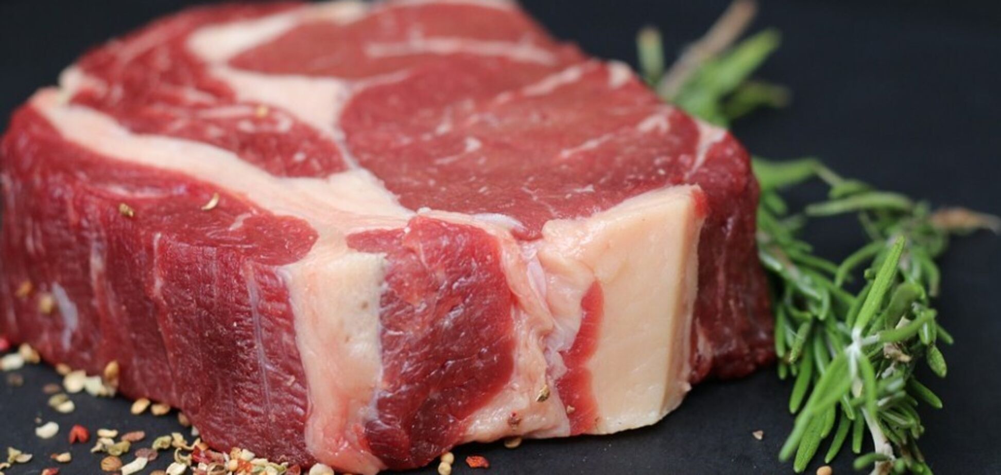 Чому категорично заборонено мити сире м`ясо: пояснює дієтологиня