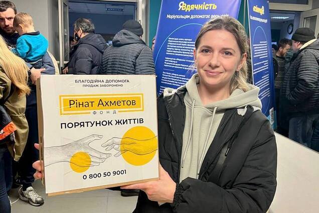 Маріупольці в Дніпрі отримали гігієнічні набори від Фонду Ріната Ахметова