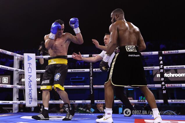 Непереможний суперваговик виграв бій рідкісним стоячим нокаутом. Відео