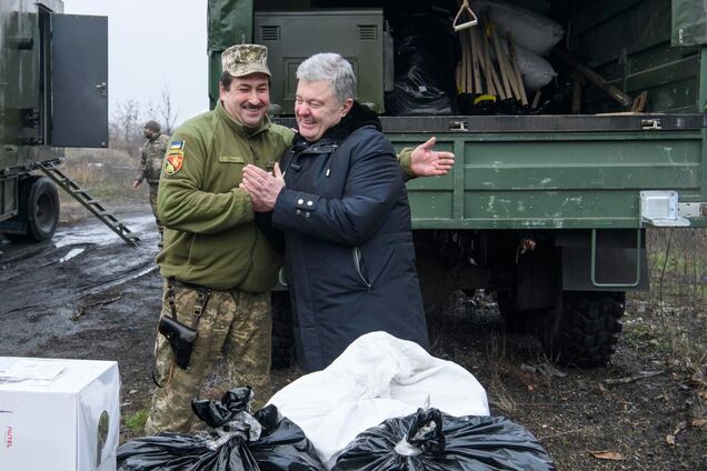 Порошенко привіз допомогу артилеристам під Бахмут: допоможе нищити ворога в промислових масштабах. Фото і відео