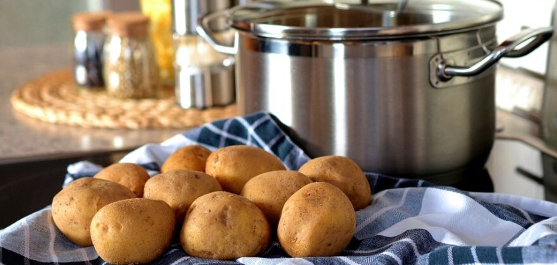 Как быстро почистить много картофеля: интересный лайфхак