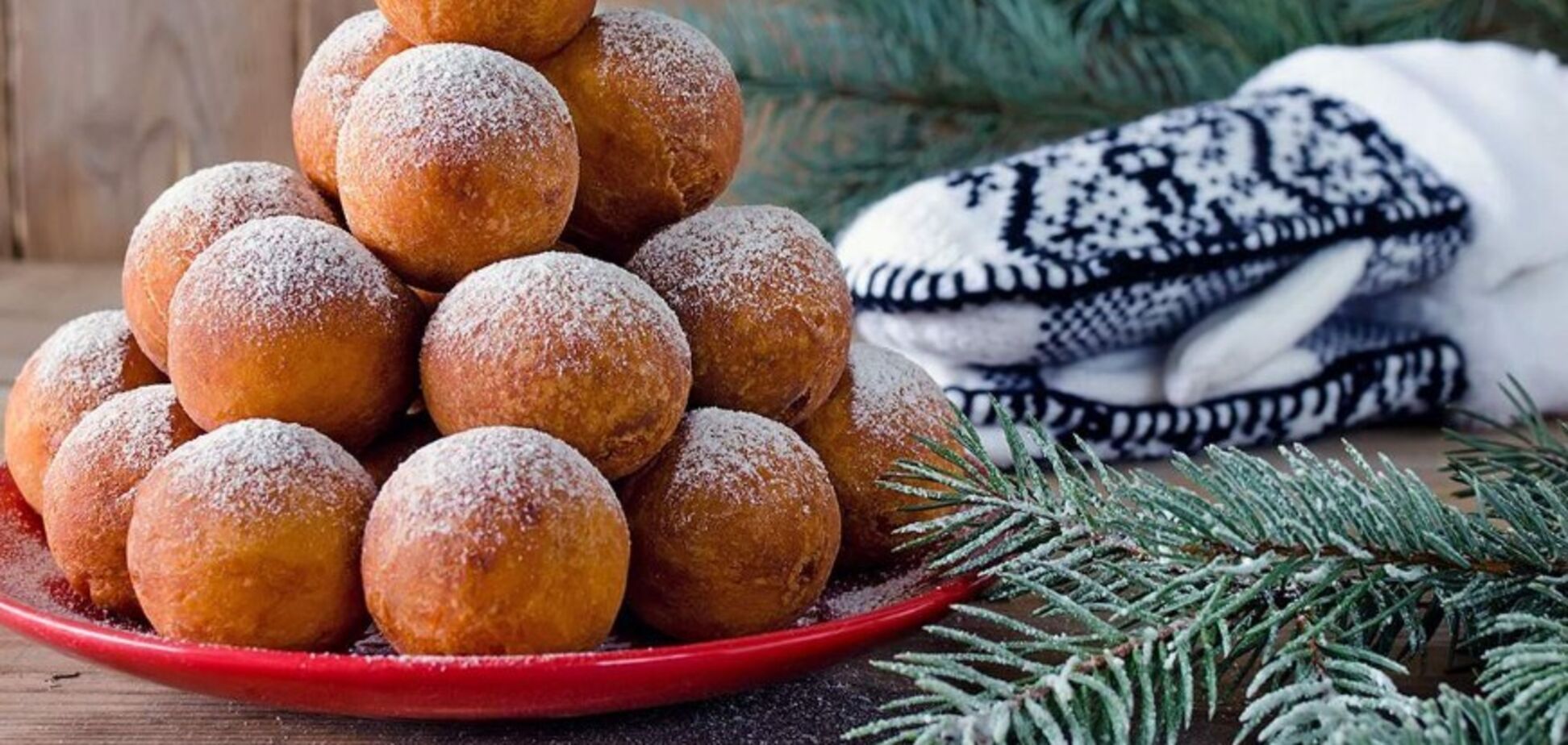 Жареные пончики, которые подают на Рождество и Новый год: рецепт простейшего теста