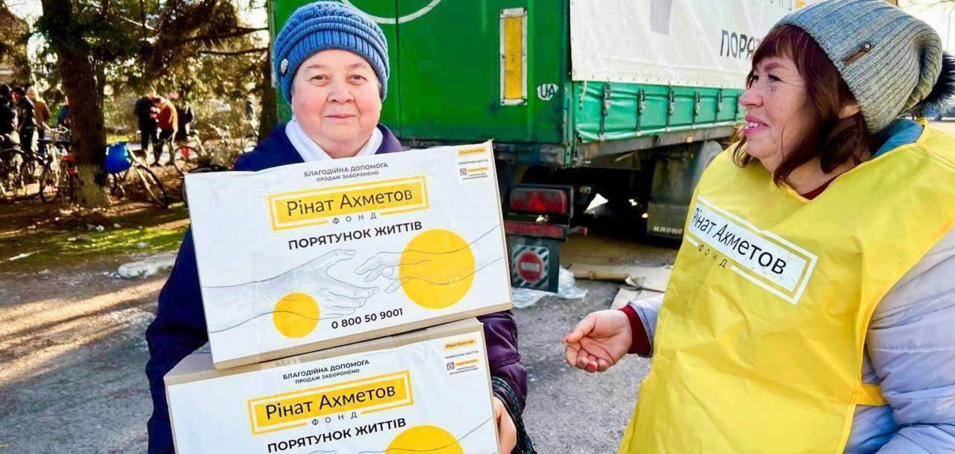 Фонд Ахметова привез в освобожденный Берислав продукты и таблетки для обеззараживания воды