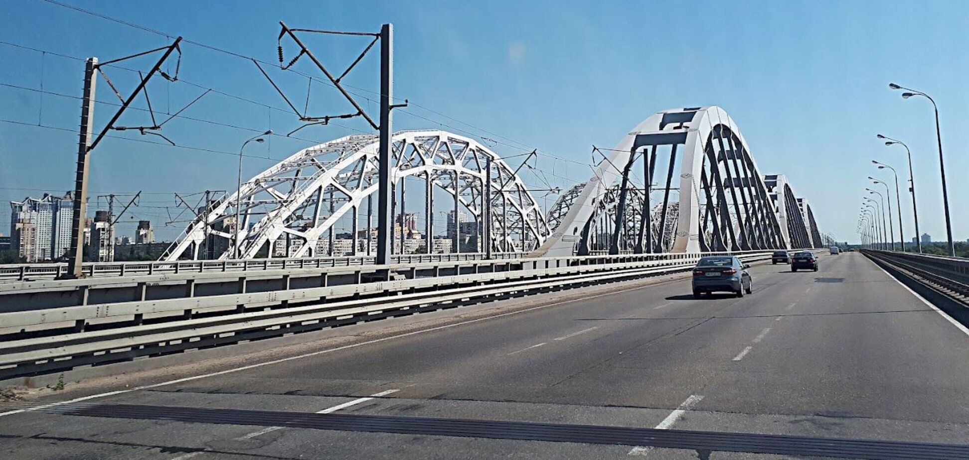 На мосту частково перекривають рух