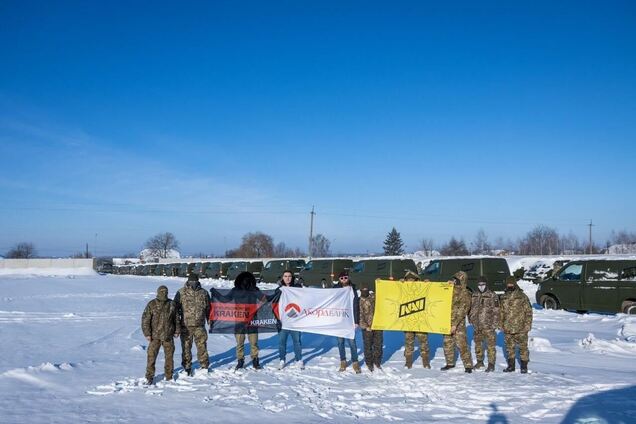 NAVI и Аккордбанк передали еще 100 автомобилей защитникам Украины