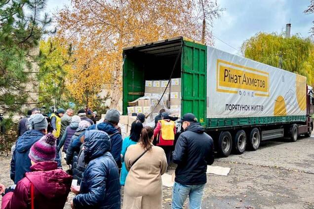 Жители Донбасса получили гуманитарную помощь от Фонда Ахметова