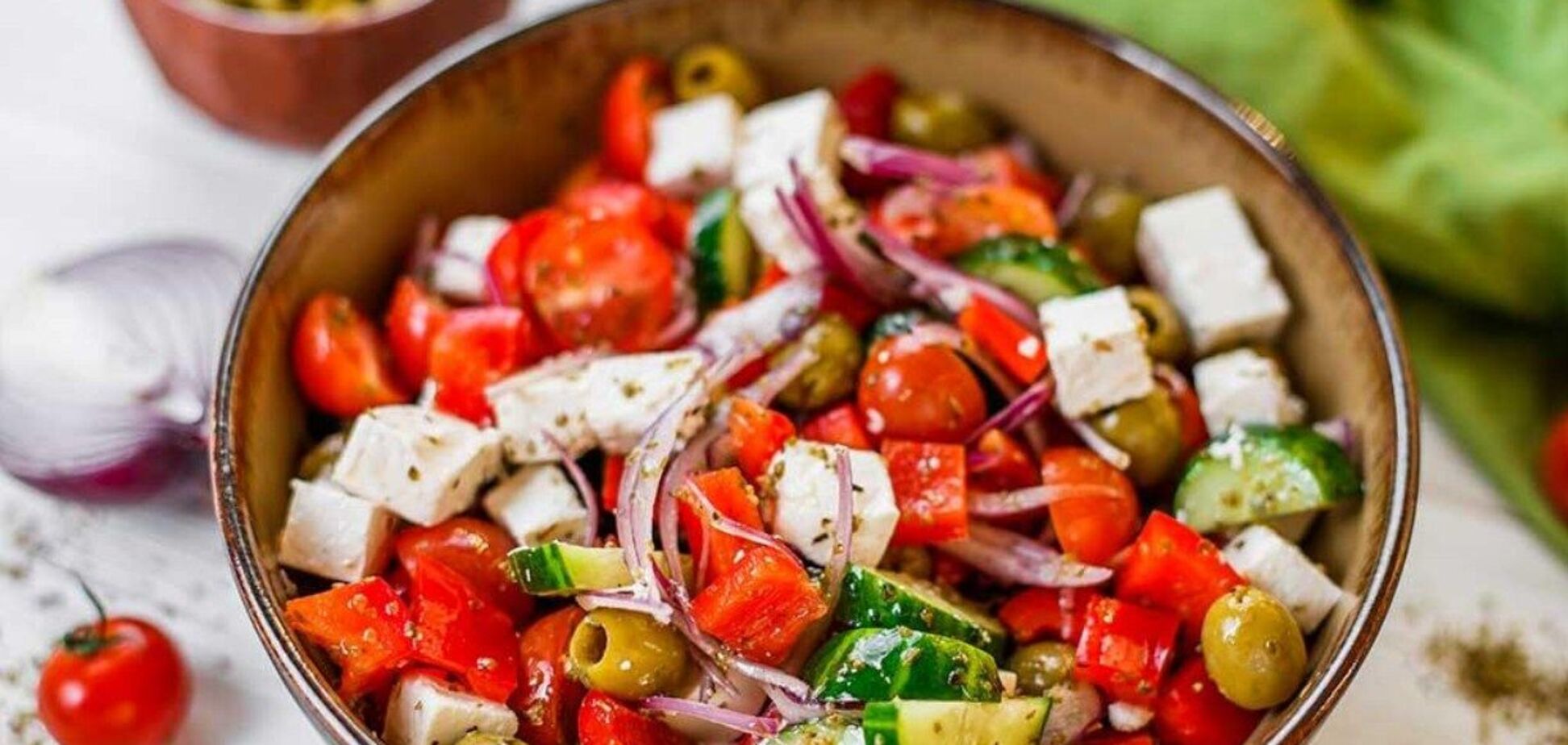 Греческий салат без майонеза на праздничный стол: как сделать блюдо еще вкуснее