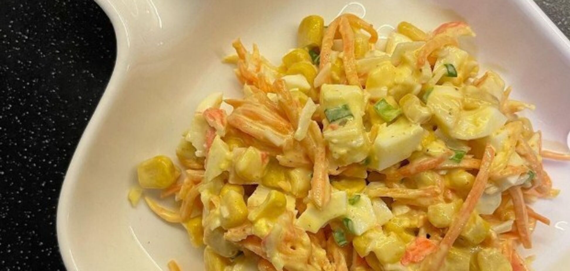 Без огурцов и риса: как приготовить крабовый салат с майонезом по-новому