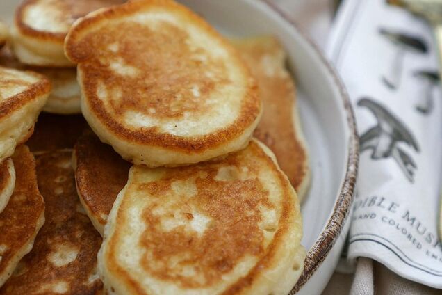 Пышные оладьи на молоке для быстрого завтрака – рецепт | FoodOboz