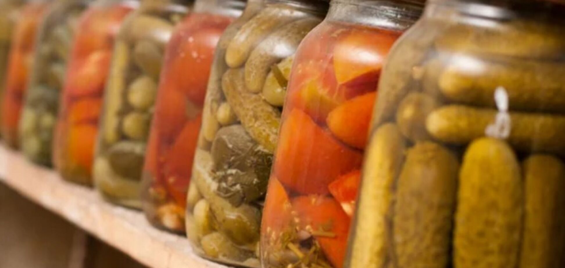 Як правильно стерилізувати банки для консервації: овочі в них зберігаються ідеально 