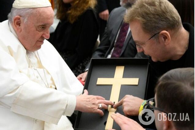 Садовый передал Папе Римскому крест с осколком российской ракеты, которым оккупанты ранили 13-летнюю девочку Настю. Фото