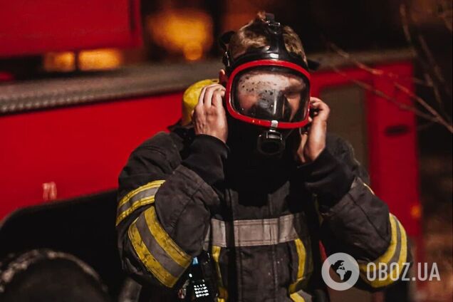 Бойцы ГСЧС спасли девочку и передали врачам