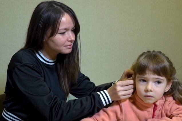 'Тепер я чую': Фонд Ахметова передав слухові апарати шестирічній Мар’яні