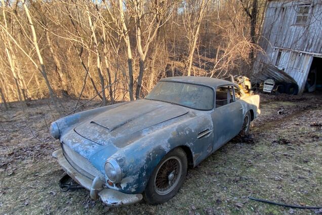 60-летний Aston Martin обнаружили в заброшенном гараже