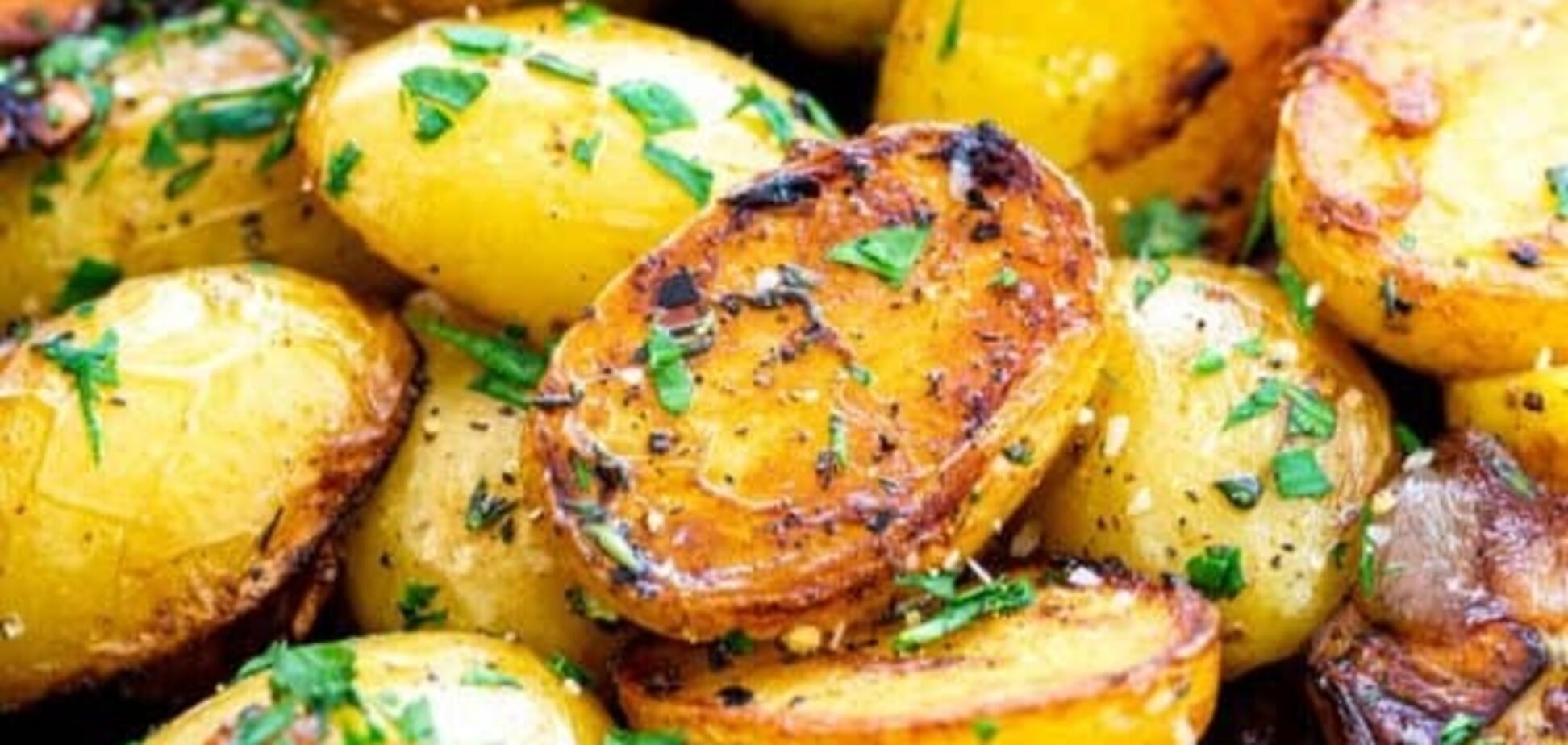 Быстрый картофель на сковороде половинками: лучше, чем по-селянски
