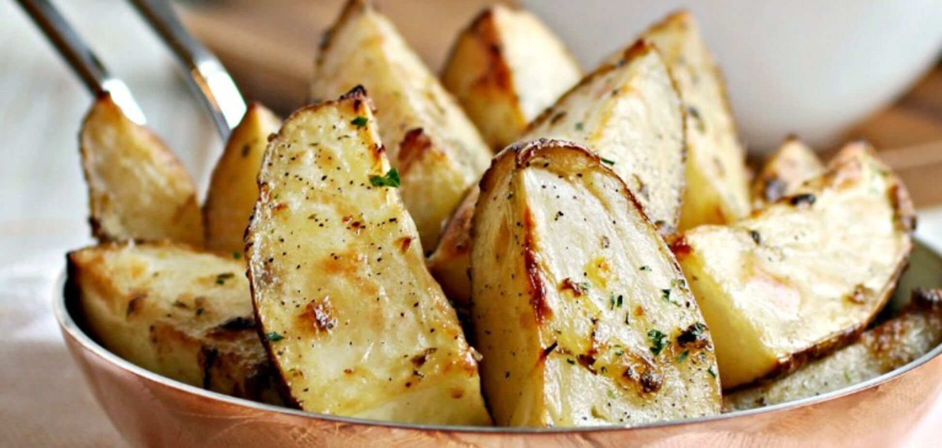 Вкусный запеченный картофель в духовке: какой соус добавит пикантности