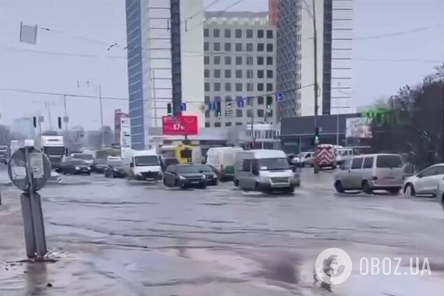 Дорога превратилась в озеро